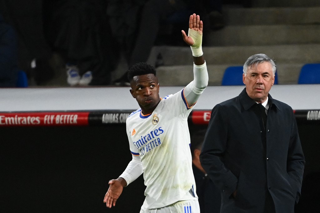 Vinícius Júnior e Carlo Ancelotti, durante partida do Real Madrid contra o Sevilla