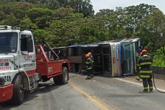 Ônibus que levava turistas de SP a Paraty tomba, e ao menos cinco pessoas morrem