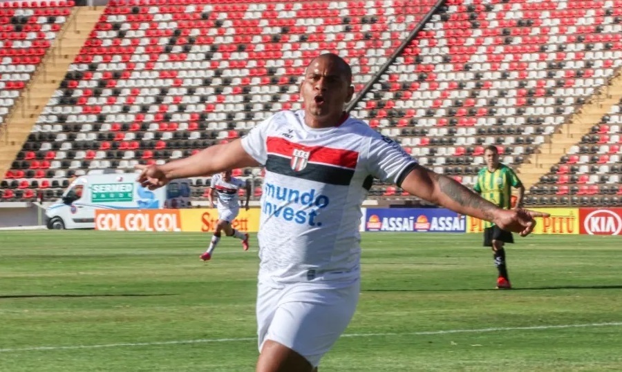 Walter, que já passou por Goiás, Atlético/PR e Botafogo/SP (foto), não tem mais espaço nos times das séries A, B e até da C