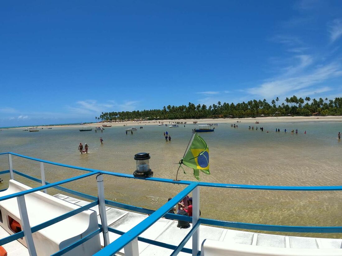 Praia de Carneiros atrai turistas do Brasil todo e até de outros países