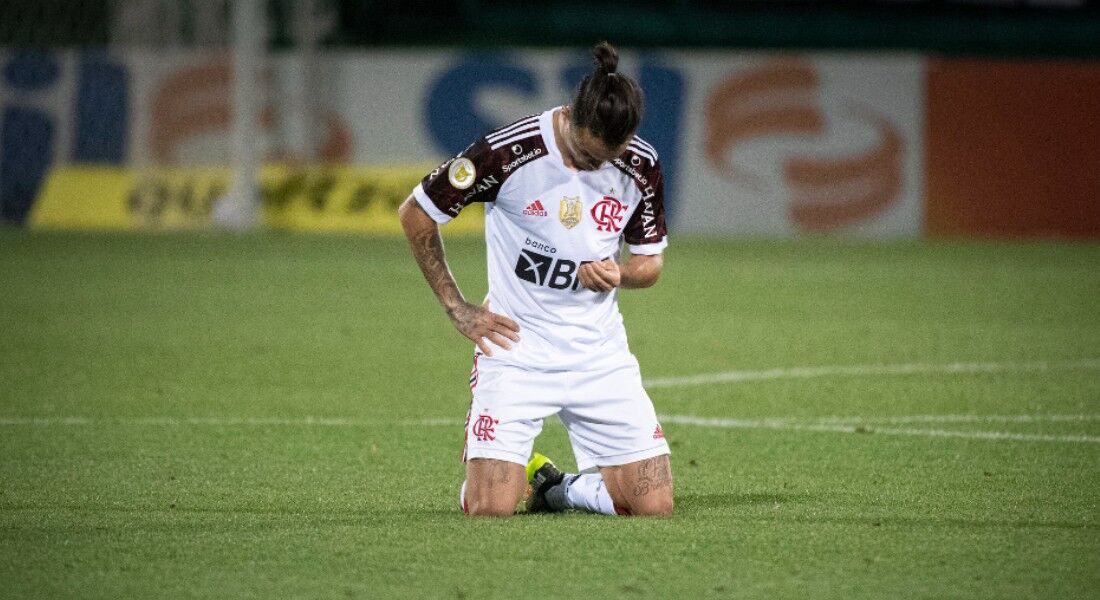 Atacante Michael, do Flamengo, lamentando empate diante da Chapecoense