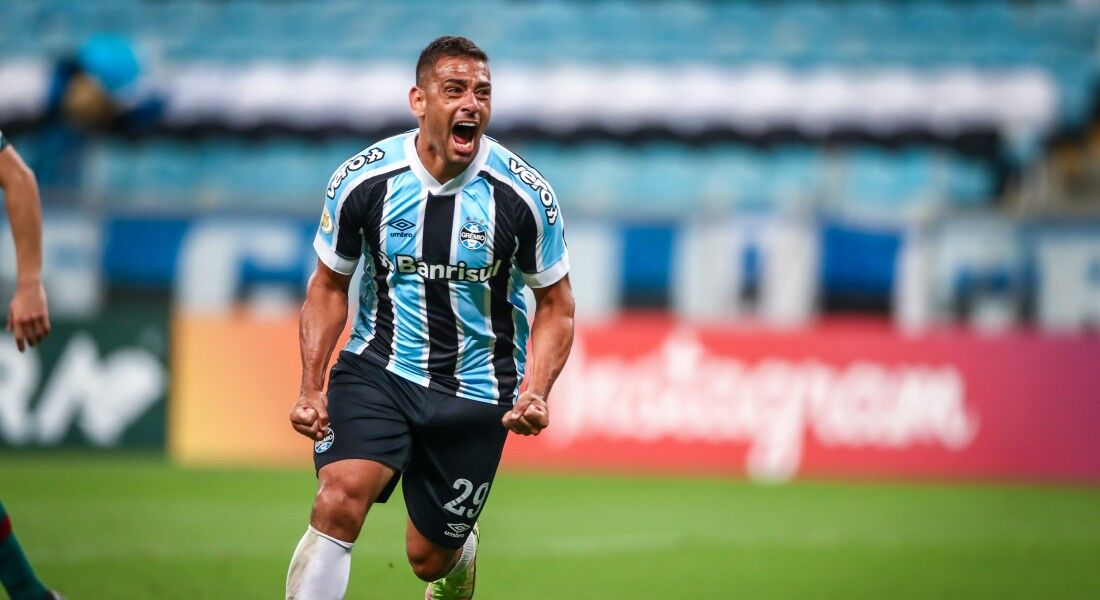 Diego Souza comemorando o gol da vitória do Grêmio