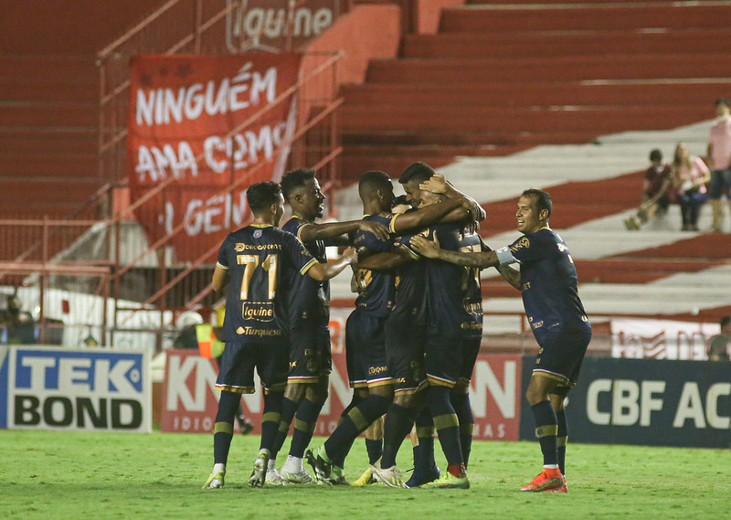 Jogadores do Náutico comemoram o gol alvirrubro