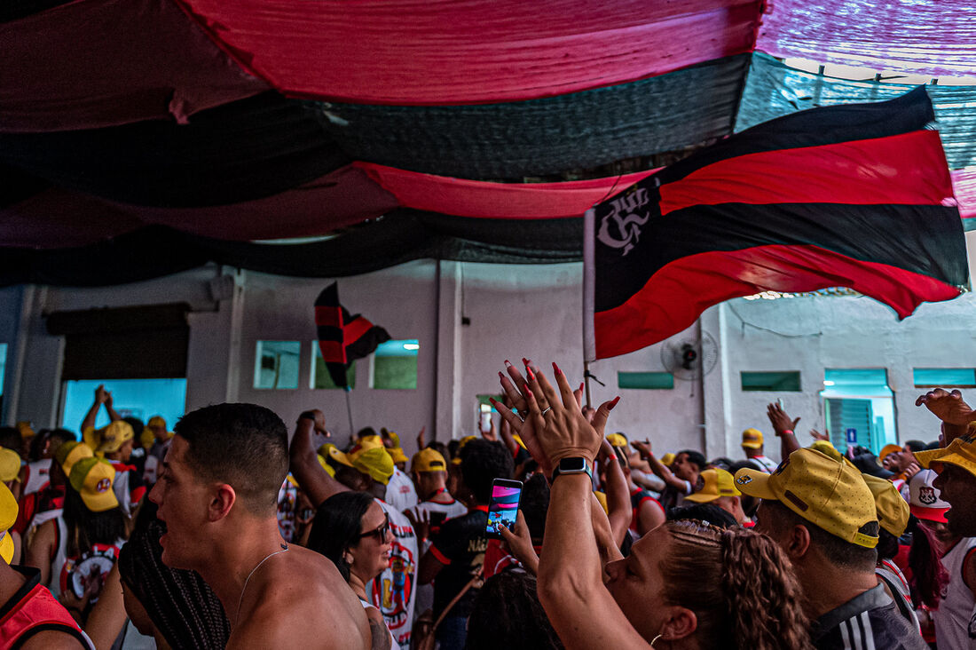 Torcedores do Flamengo acompanhando a final da Libertadores