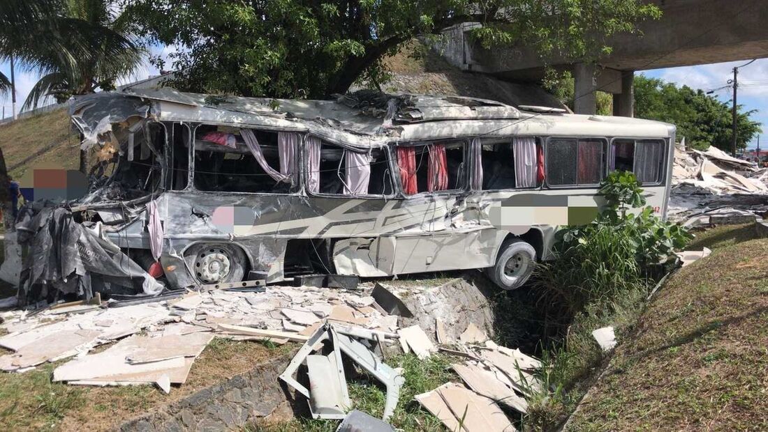 Ônibus atingido por carga de caminhão