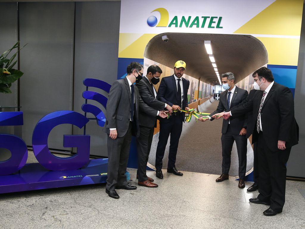 O presidente da Agência Nacional de Telecomunicações (Anatel), Leonardo de Morais e o ministro das Comunicações, Fábio Faria, inauguram exposição sobre a história da Anatel