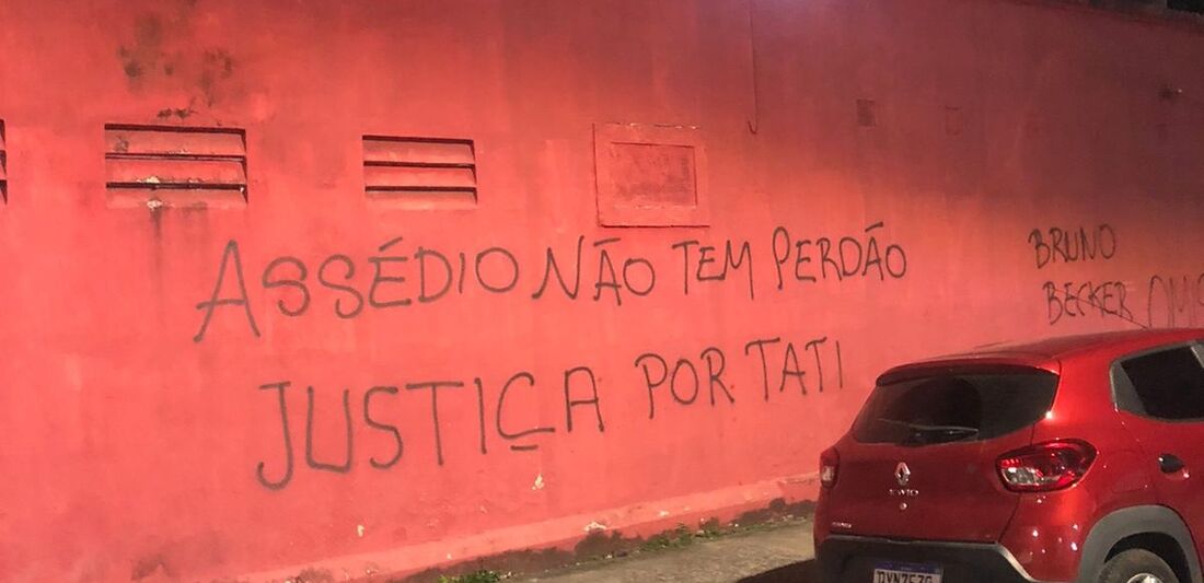 Torcedores do Náutico escreveram frases de repúdio nos muros dos Aflitos