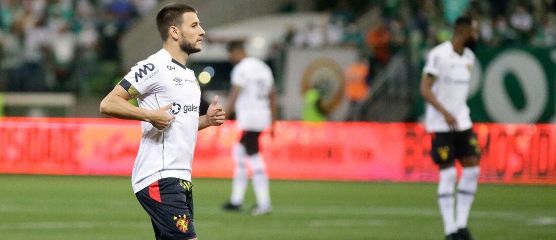 Leandro Barcia em ação contra o Palmeiras