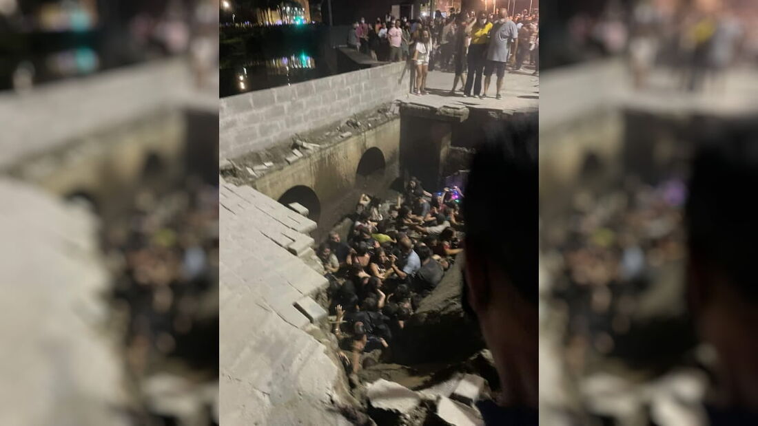 Calçada desaba e pessoas caem em rio durante evento de Natal em Santa Catarina