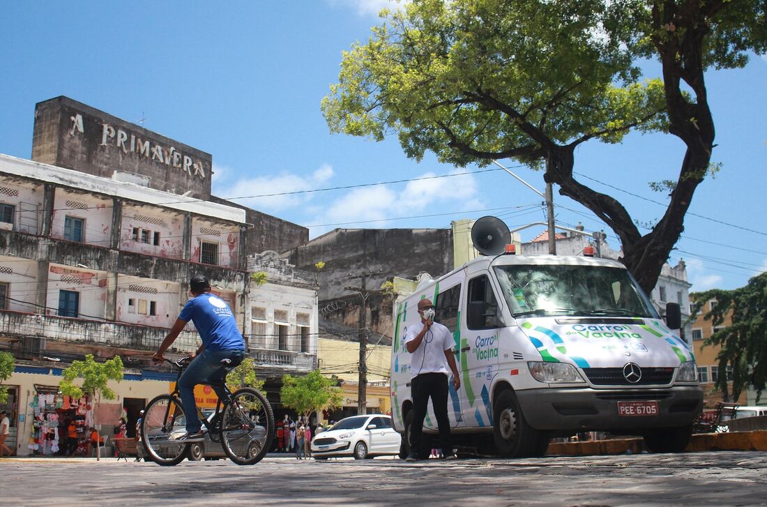 Carro da vacina (Prefeitura do Recife) na Praça Dom Vital