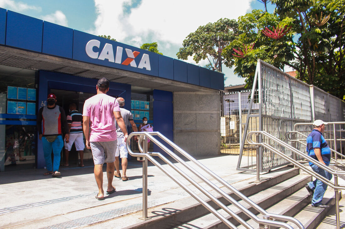 Primeiro dia do atendimento em horário normal da Caixa Econômica Federal