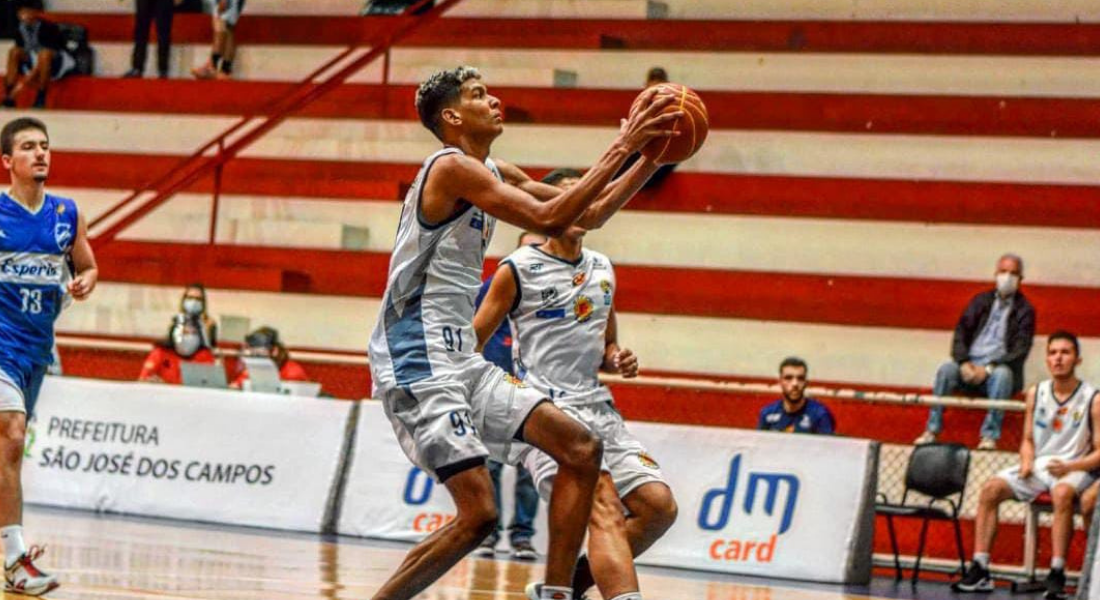 Jogadores de basquete na grande arena profissional durante o jogo