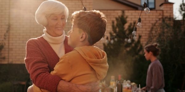 Avó abraçando seu neto
