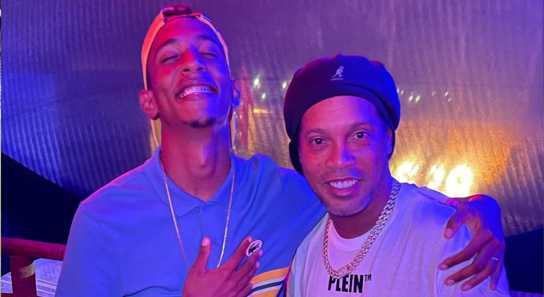 Ney Silva, esquerda, com Ronaldinho Gaúcho, direita