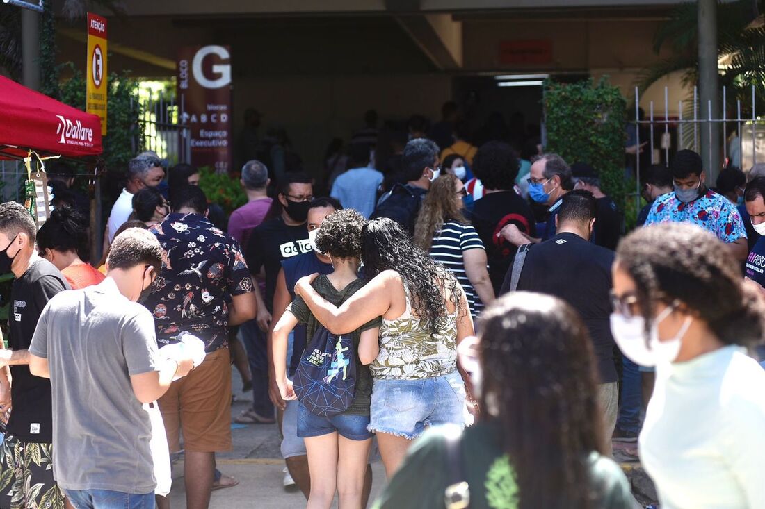 Candidatos chegam para prova do Enem na Católica