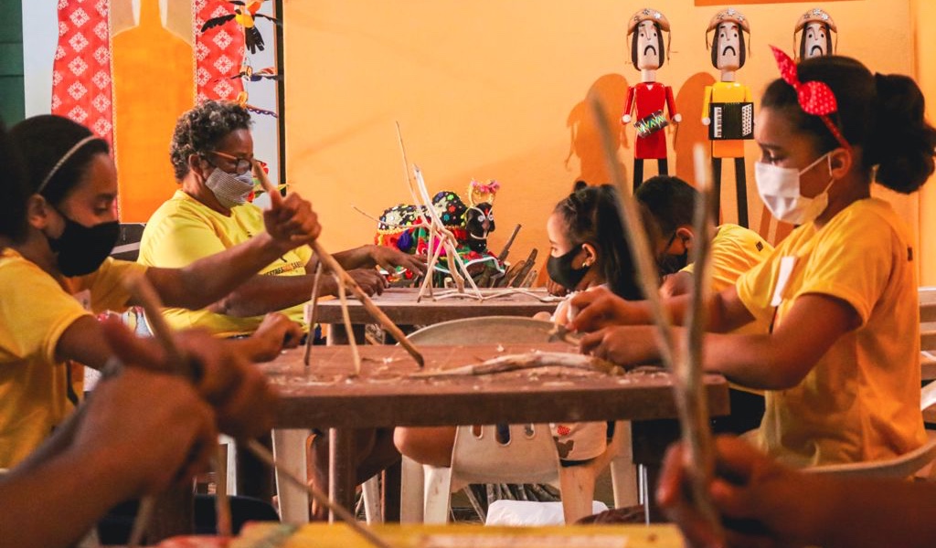 Mostra reúne peças de artesanato produzidas por alunos de escolas públicas de Limoeiro, Agreste pernambucano