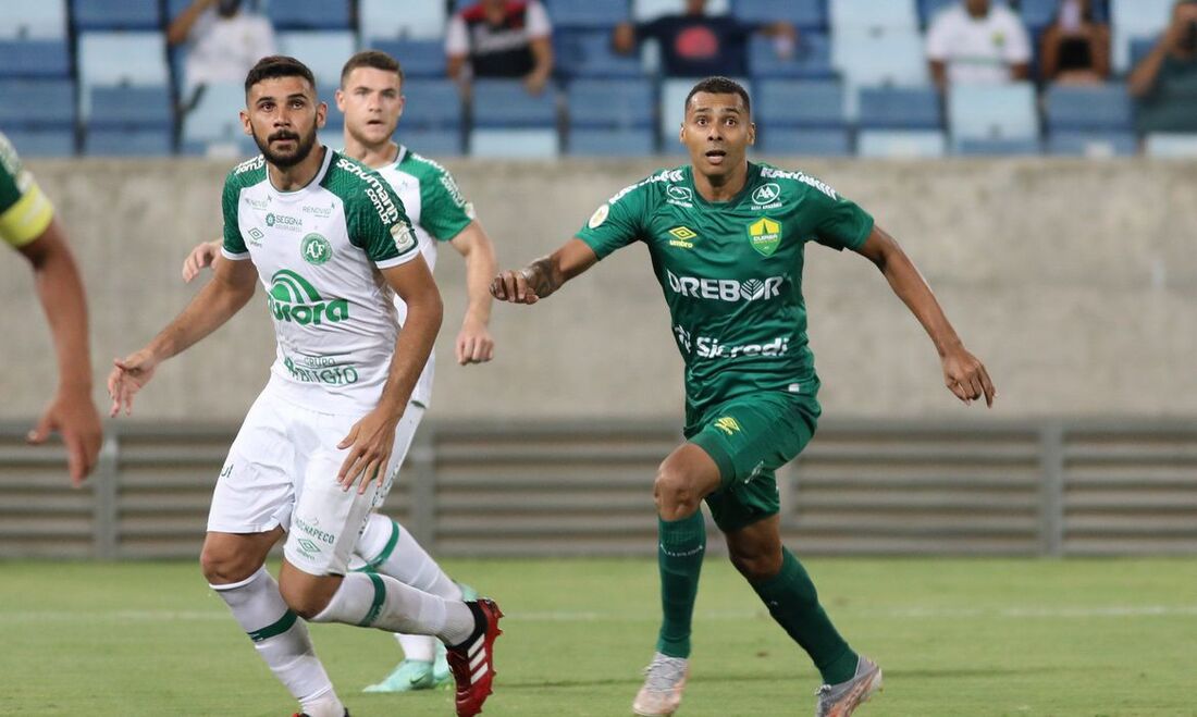 Atacante Elton (direita), ex-Náutico e Sport, em ação pelo Cuiabá diante da Chapecoense