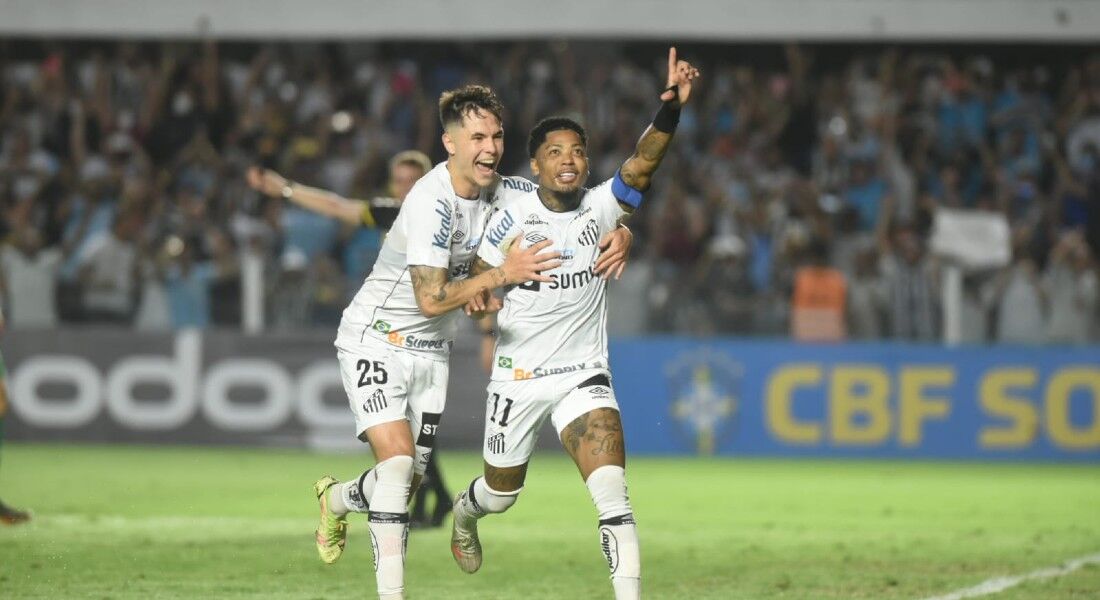 Marinho comemorando seu gol na vitória do Santos diante da Chapecoense 