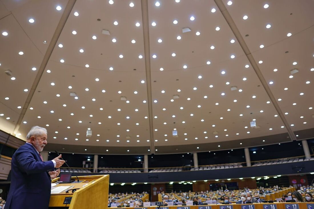 Lula durante discurso no parlamento europeu 