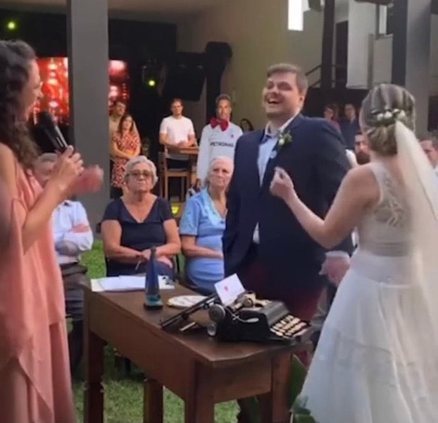Casal comemora vitória de Hamilton durante a celebração do casamento