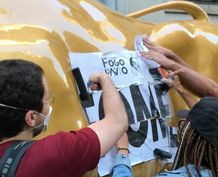 Manifestantes colaram adesivos no touro em protesto contra a fome