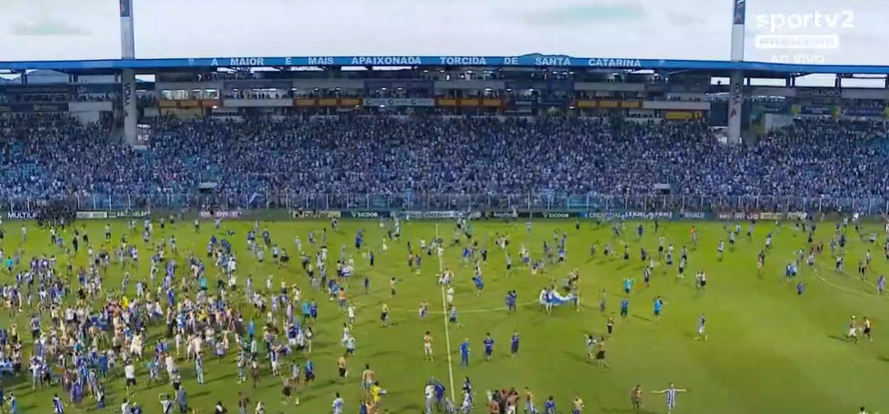 Torcida comemora acesso do Avaí