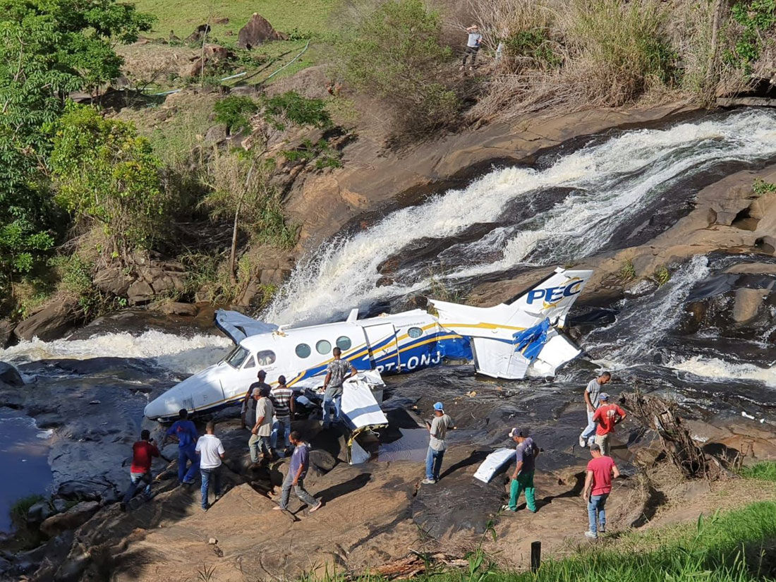 Aeronave que transportava cantora e equipe caiu no interior de Minas Gerais