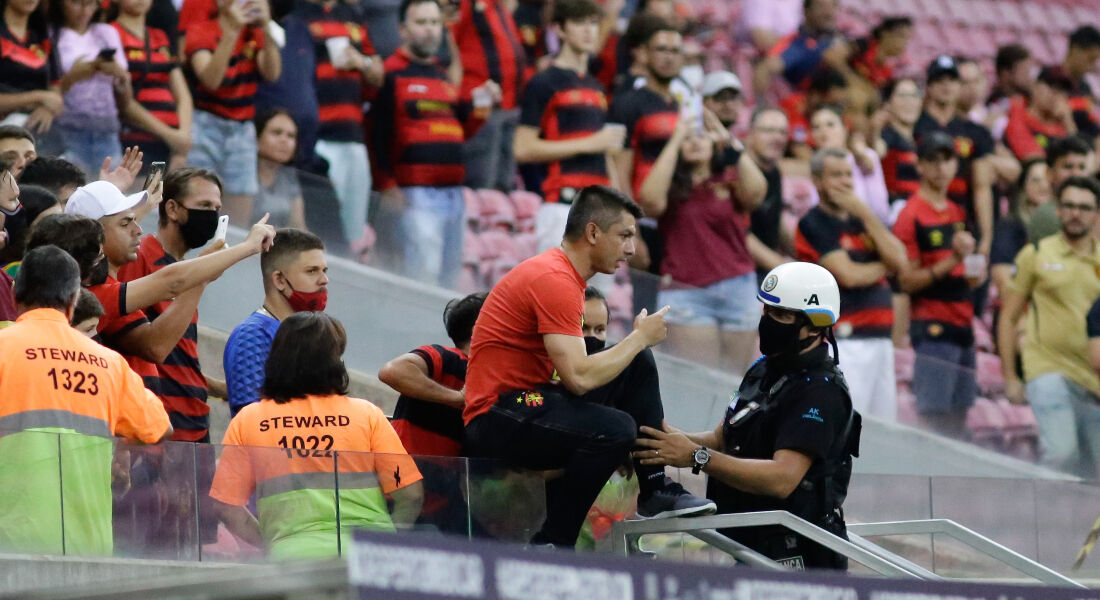 Gustavo Florentín, técnico do Sport no meio da torcida após ter sido expulso