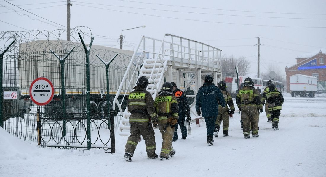 Movimentação no local do acidente na mina de carvão na Rússia