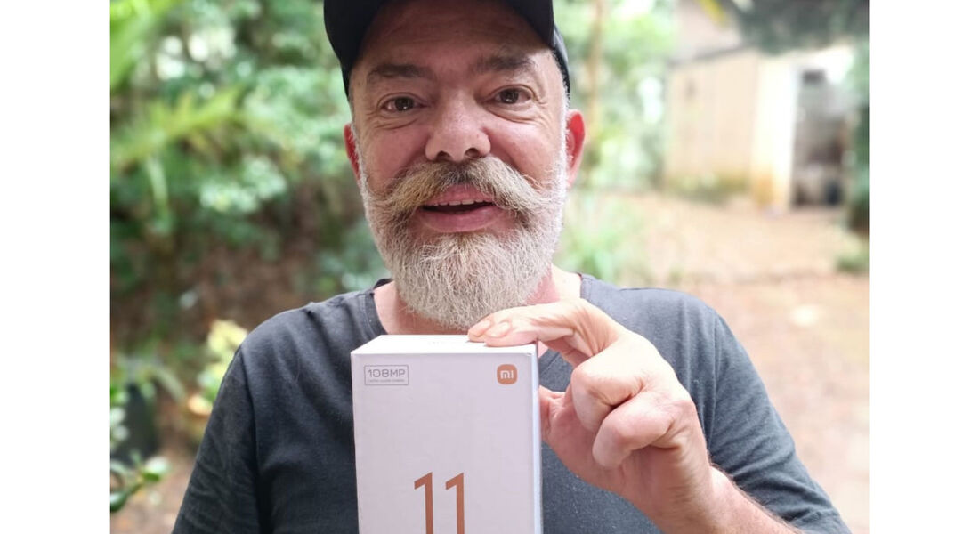 Biólogo Sério Rangel com seu smartphone novo da Xiaomi