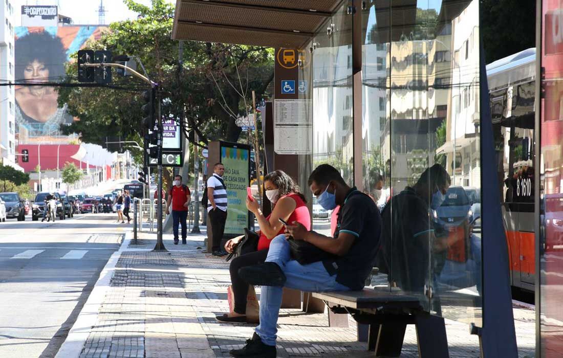 Moradores com máscara em São Paulo 