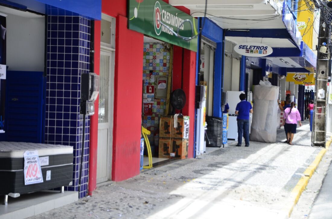 Pouca gente em frente a lojas no bairro de São José, Centro do Recife