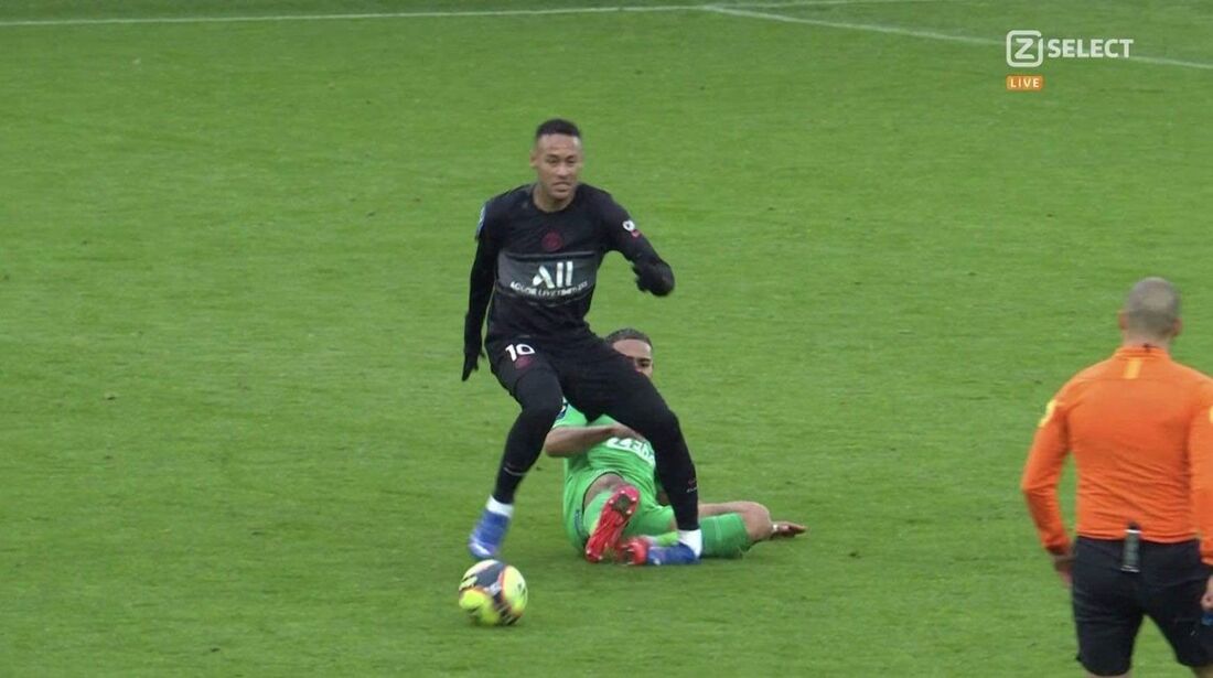 Momento em que Neymar sofre lesão no tornozelo esquerdo