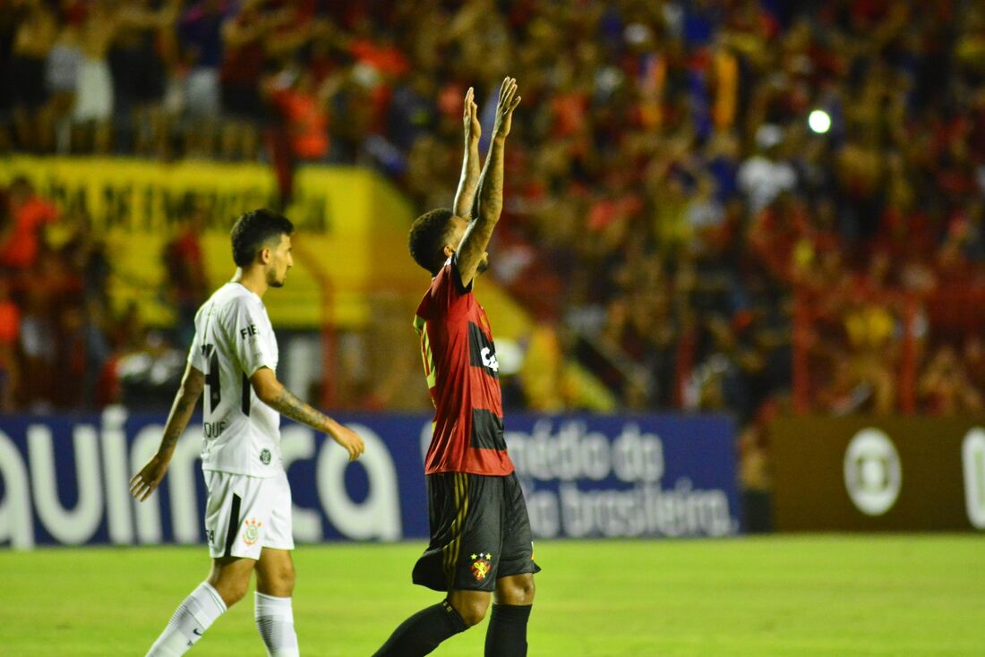 André comemorando permanência do Sport na Série A