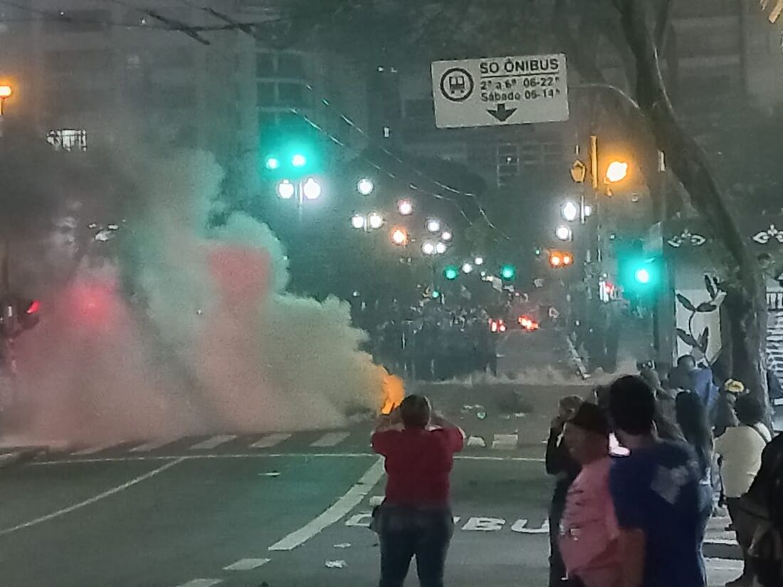 A Polícia Militar jogou bombas de gás para dispersar os manifestantes, que botaram fogo em sacos de lixo na rua, perto da Câmara Municipal