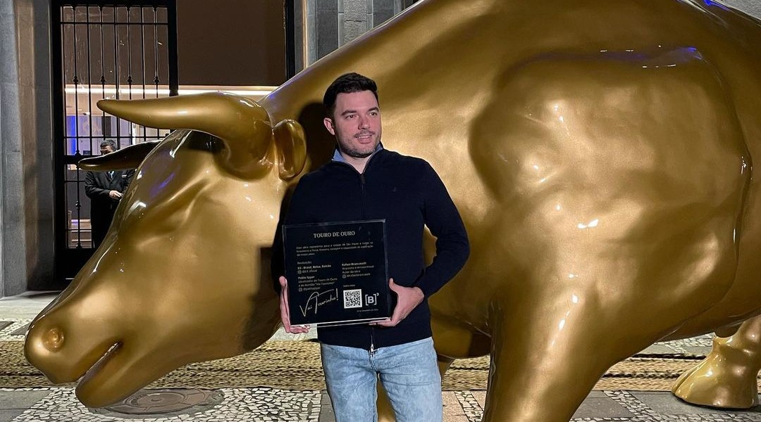 Rafael Brancatelli e sua escultura Touro de Ouro