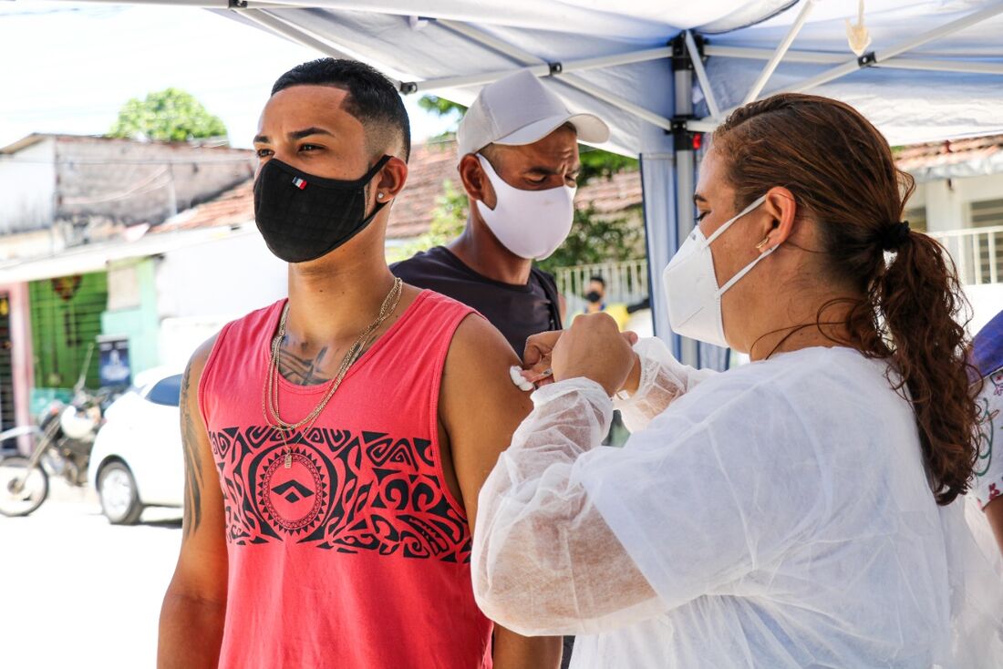 Foram aplicadas 12.332.858 doses de vacinas contra o novo coronavírus, desde o início da campanha de imunização no Estado