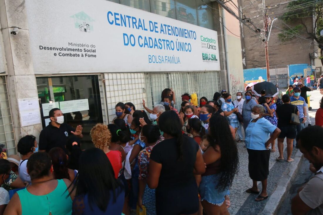 Movimentação em frente da Central de Atendimento do Cadastro Único do Bolsa Família