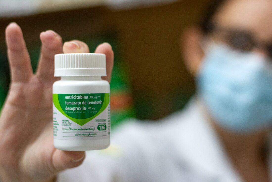 O medicamento (tenofovir + emtricitabina) bloqueia alguns 'caminhos' que o vírus faz para infectar o organismo