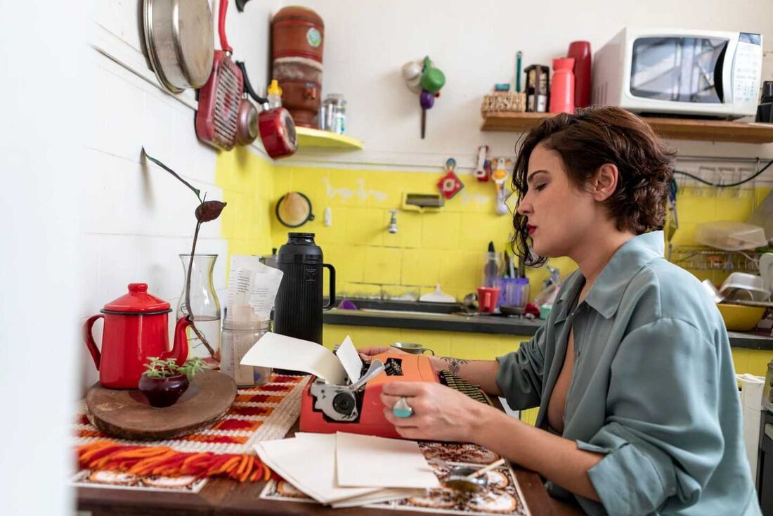 A escritora mineira Bárbara Buzatti está no Recife para o pré-lançamento do seu livro "A região abissal do mar"