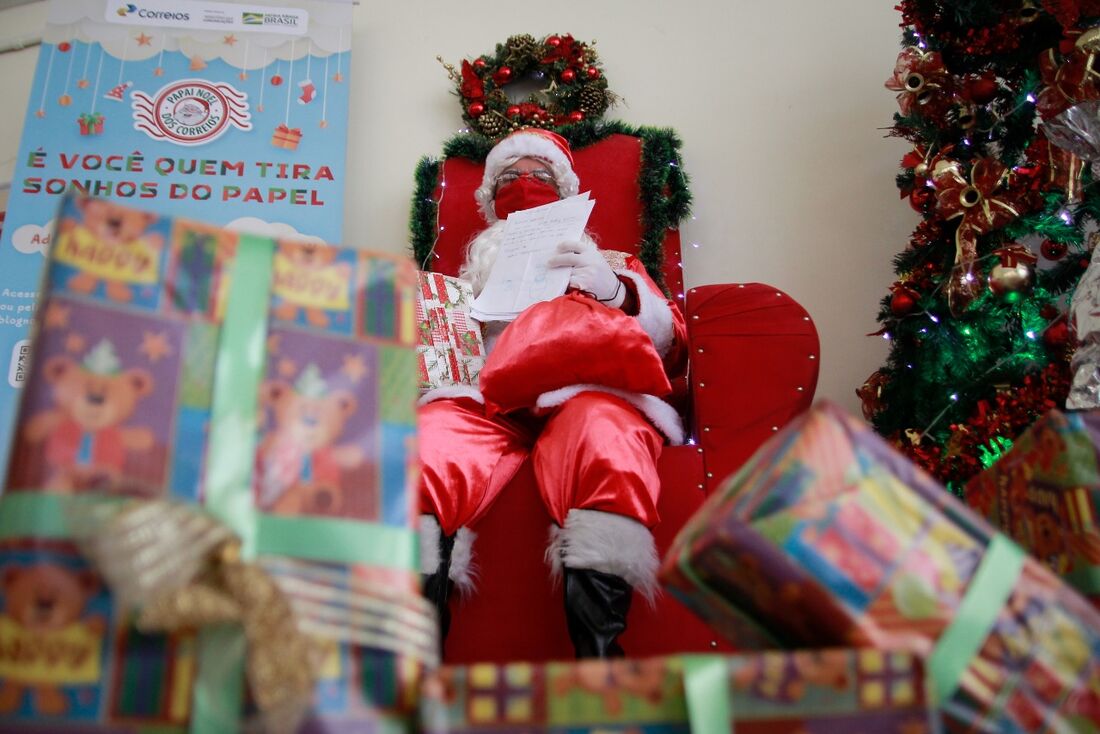 Campanha "Natal dos Correios 2021" na agência central dos Correios, no bairro de Santo Antônio