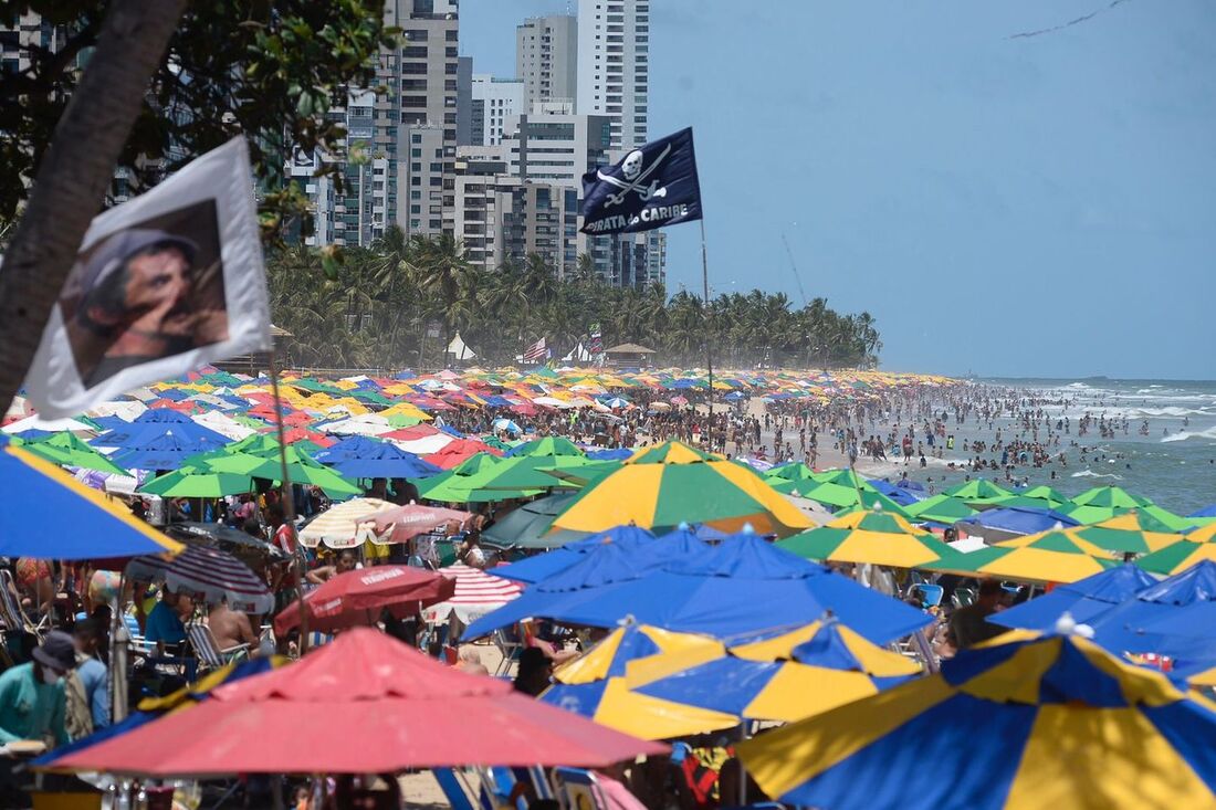 Praia de Boa Viagem, no feriado desta segunda-feira (15)