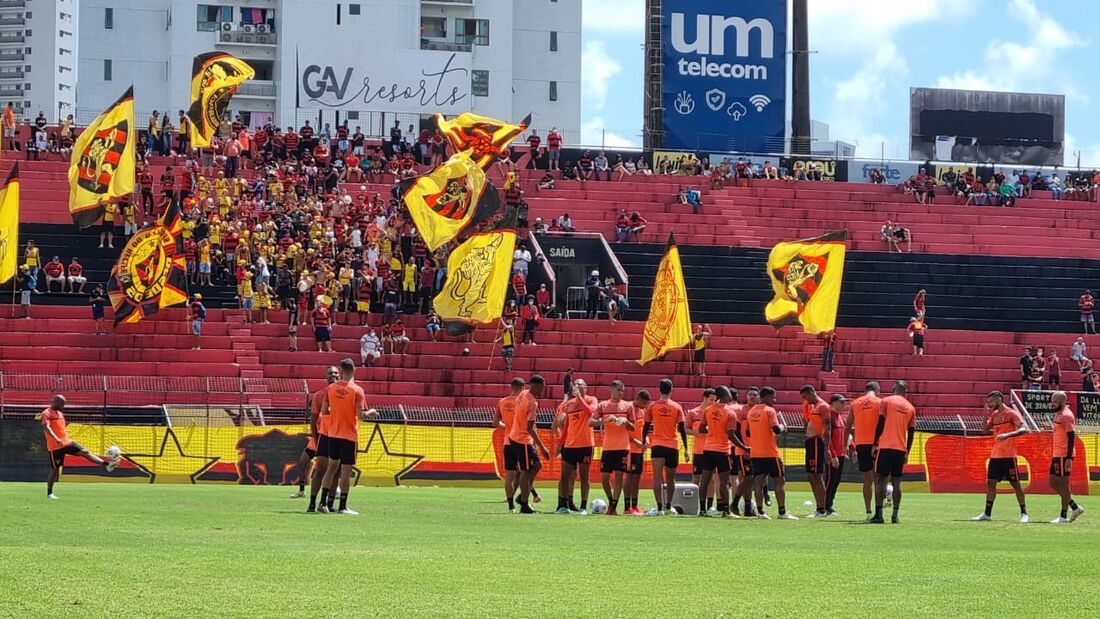 Torcida rubro-negra apoiando jogadores durante treino aberto na Ilha do Retiro