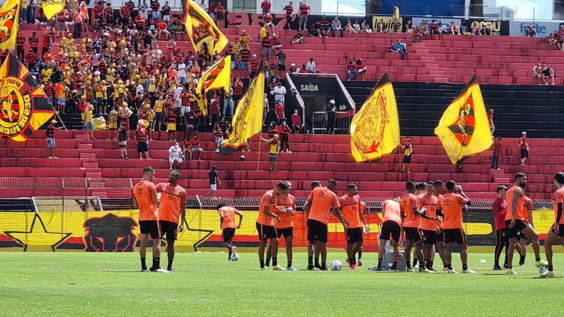 Torcida rubro-negra apoiando jogadores durante treino aberto na Ilha do Retiro