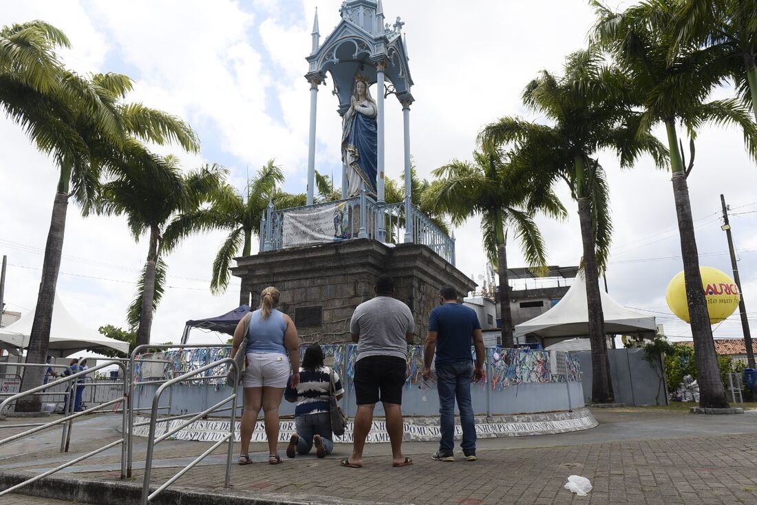 Fiéis prestam homenagens aos pé da Nossa Senhora da Conceição.