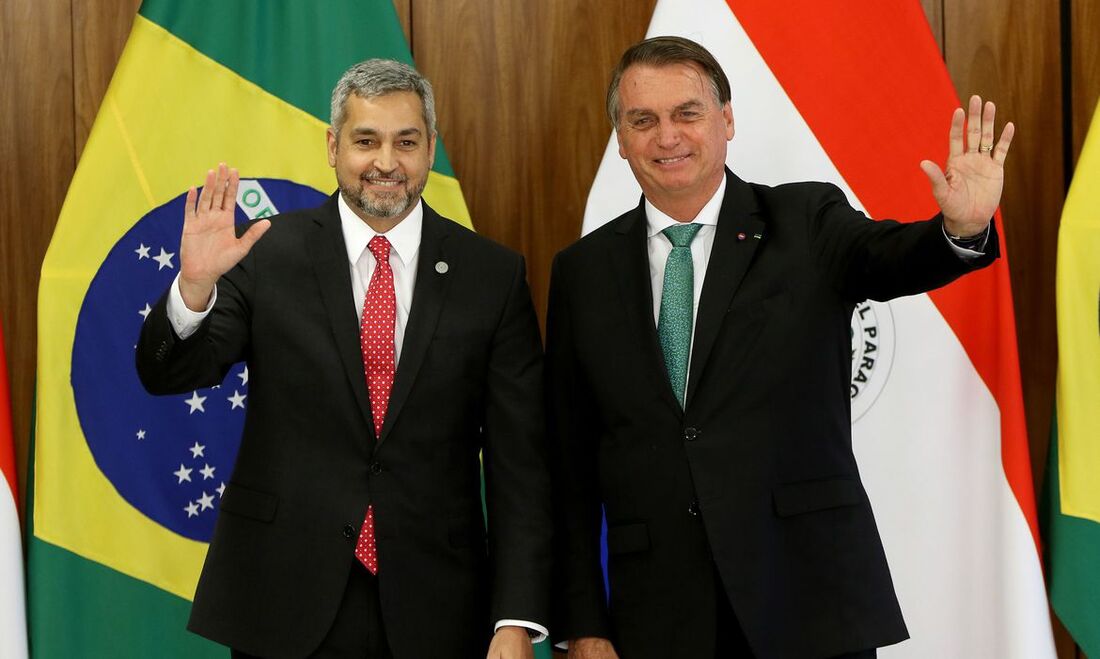 Na foto estão o presidente Jair Bolsonaro e o presidente do Paraguai, Abdo Benitez