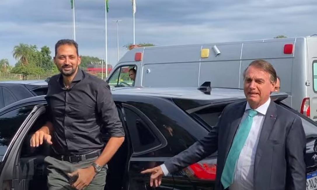 O presidente e o atleta chegaram no mesmo carro e algumas pessoas aproveitaram para tirar foto com os dois