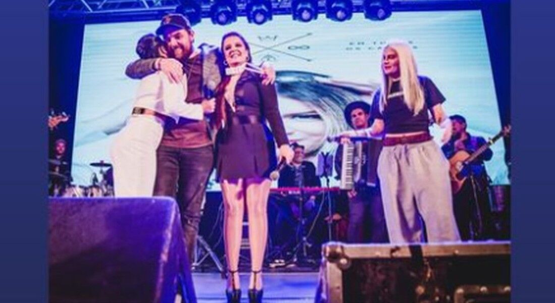 Luisa Sonza dividiu palco com a dupla Maiara e Maraisa para homenagear Marília Mendonça ça