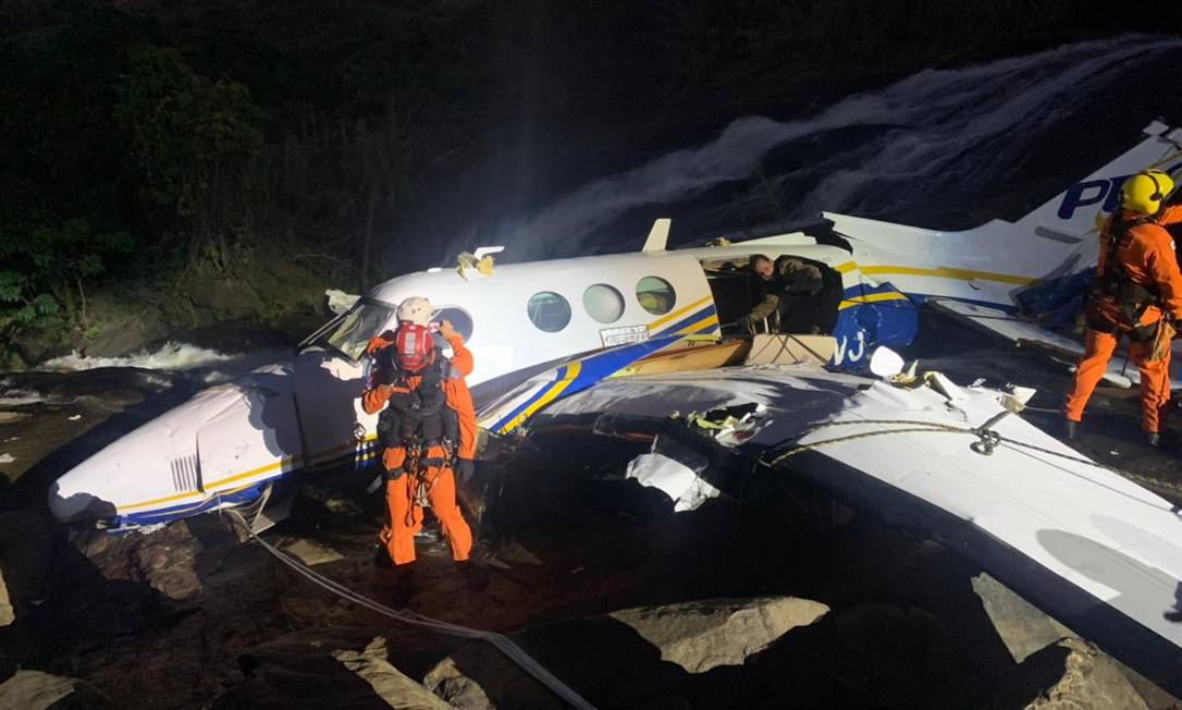 Bombeiros trabalharam no resgate após avião alugado pela cantora Marília Mendonça cair na zona rural de Piedade de Caratinga (MG) Foto: Corpo de Bombeiros Militar de Minas Gerais