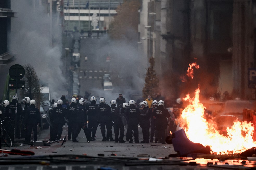 França tem novo dia de protestos contra passaporte da vacina